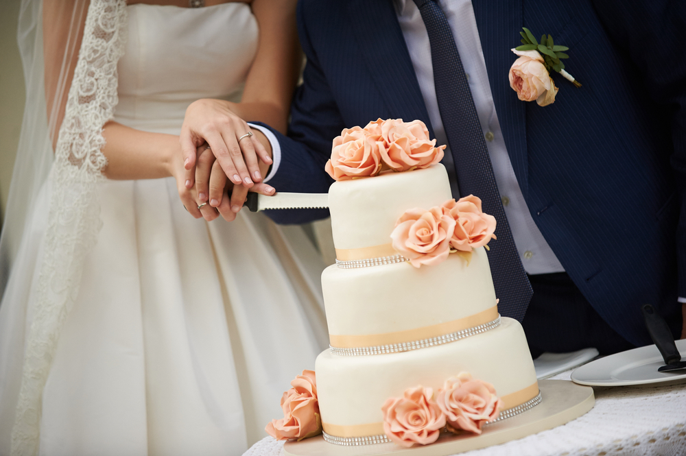 La tradition du découpage du gâteau de mariage en 7 secrets