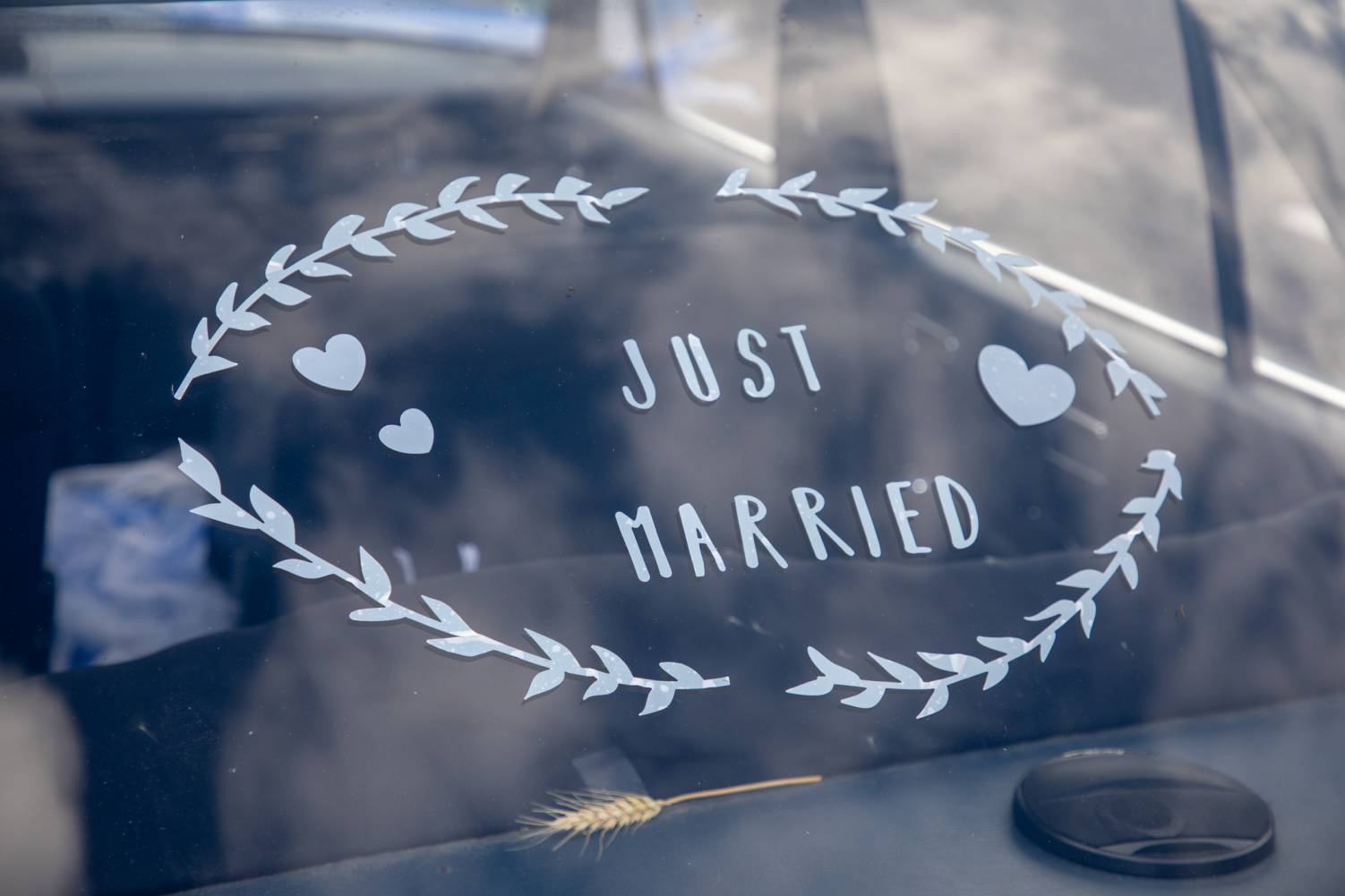 autocollant just married sur la voiture des mariés